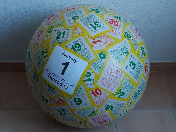 Mappemonde le 01.01.26, papier et peinture acrylique, œuvre évolutive en cours. Ce volume sphérique, commencé le 22.07.10, prend forme et se modifie au fil du temps. D