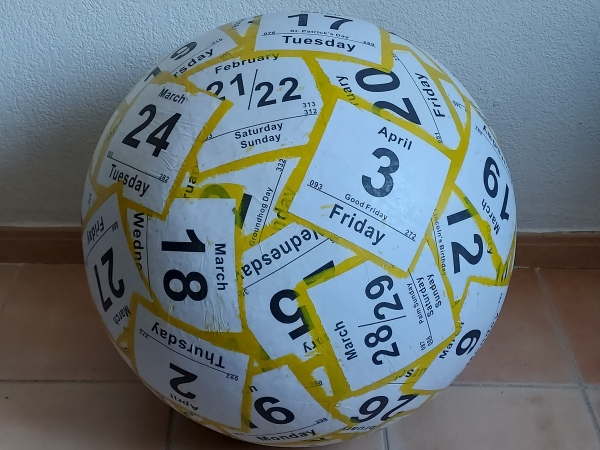 Mappemonde le 3 avril 2026, papier et peinture acrylique, œuvre évolutive en cours. Ce volume sphérique, tel un condensé du vécu de notre planète Terre, prend forme et se modifie au fil du temps. Commencé le 22 juillet 2010, ce fut d